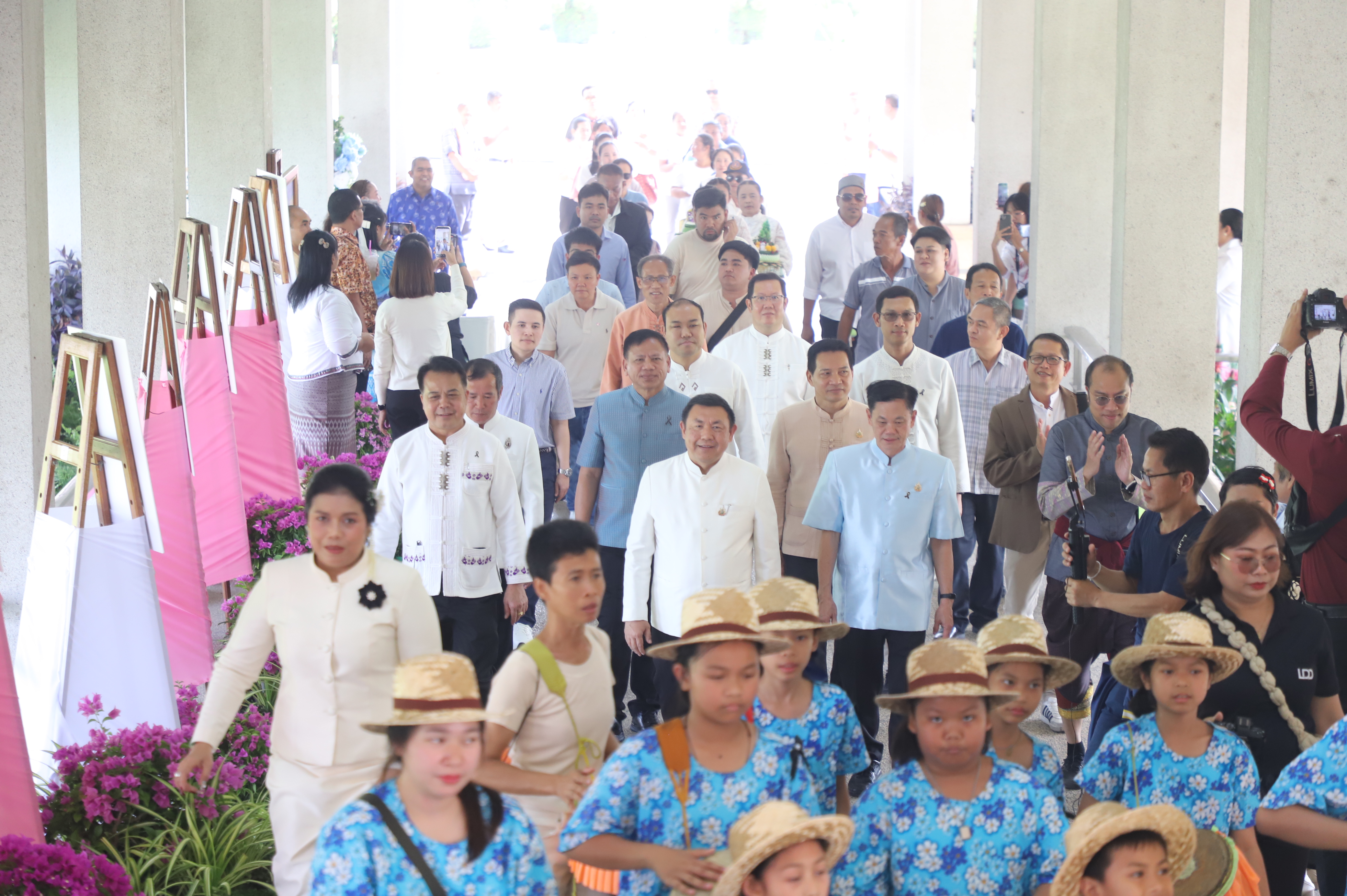 title - มากกว่าความรักระหว่างคู่ครอง คือความรักต่อปวงชน ส.ป.ก. จัดงาน “รักแห่งศิลป์ รักแห่งแผ่นดิน” พลังแห่งศิลปะที่เชื่อมโยงสถาบันและประชาชน